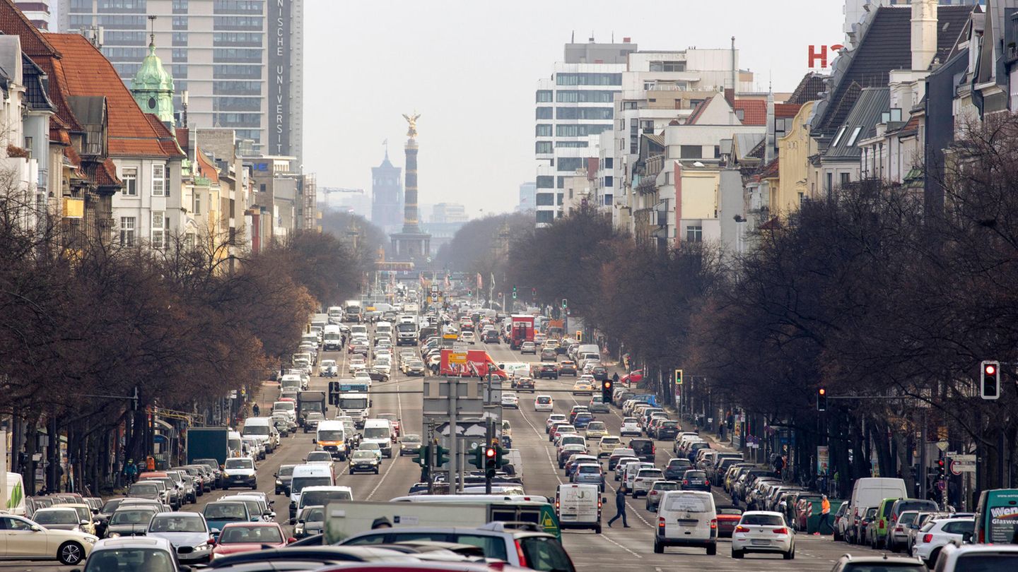 Straßenverkehr auf der Bismarckstraße mit Blick Richtung Siegessäule in Berlin