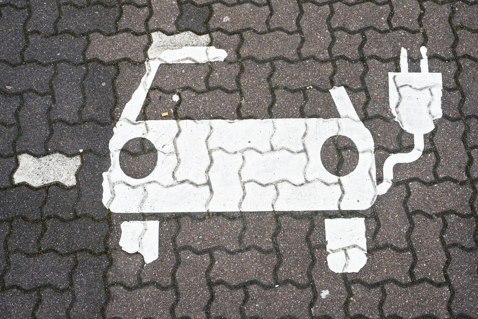 Auf der Straße ist eine Park-Markierung für Elektroautos