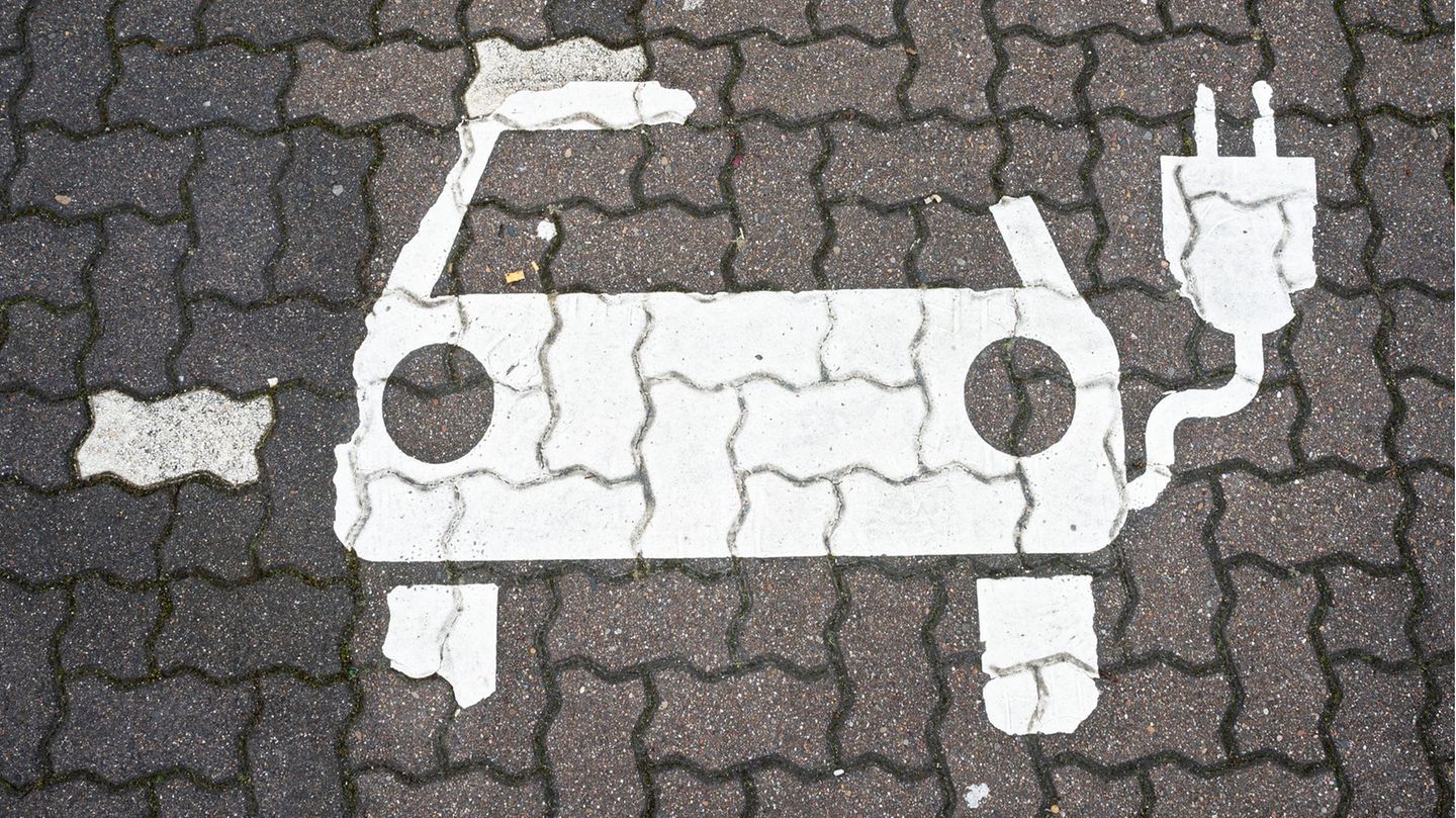 Auf der Straße ist eine Park-Markierung für Elektroautos
