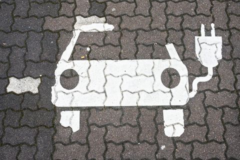 Auf der Straße ist eine Park-Markierung für Elektroautos