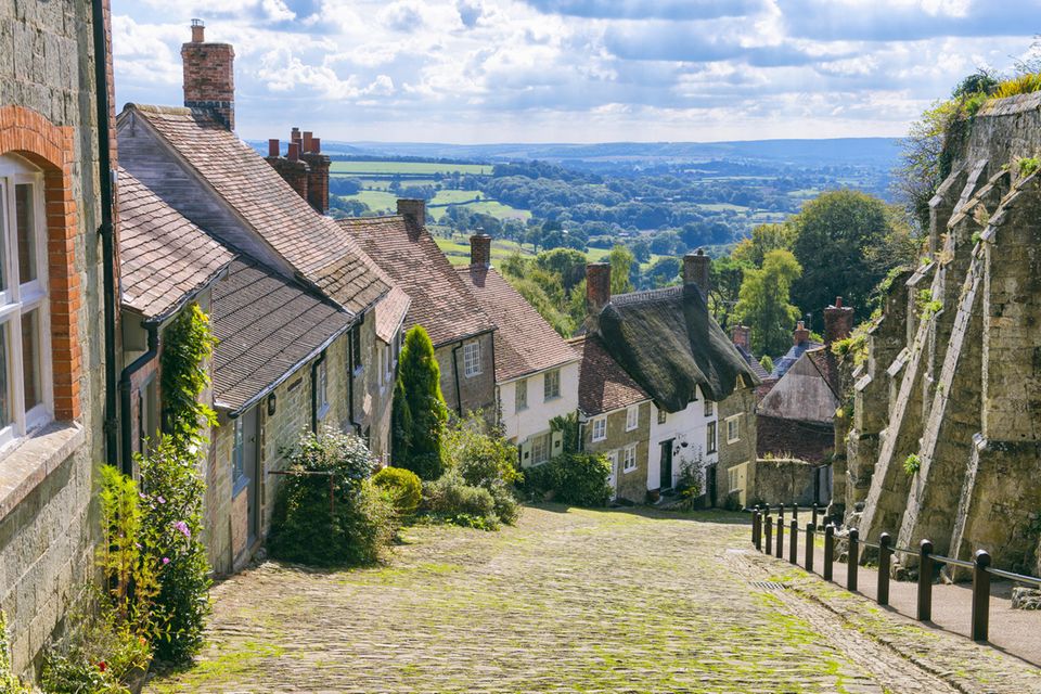 Straße mit englischen Häuschen in Shaftesbury  1.5026