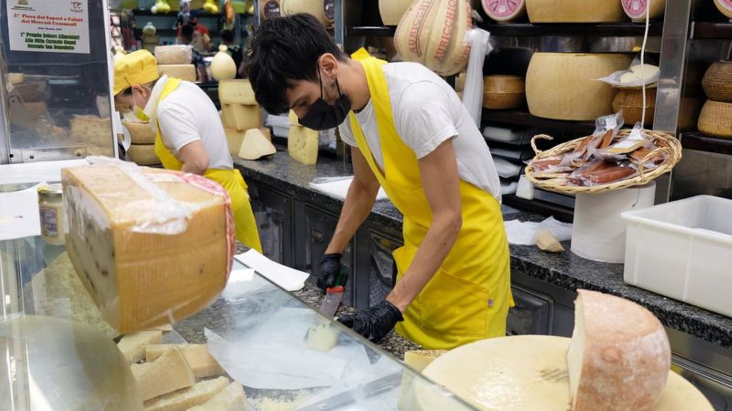 Desiderio Monni hobelt Käse