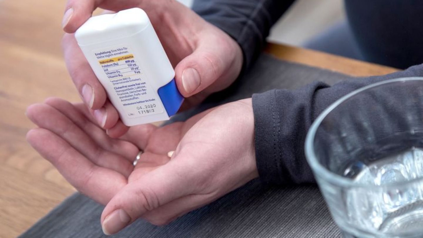 Folsäure-Tablette fällt aus einem Spender