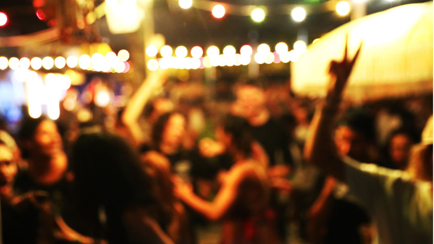 Menschen tanzen auf einer Party