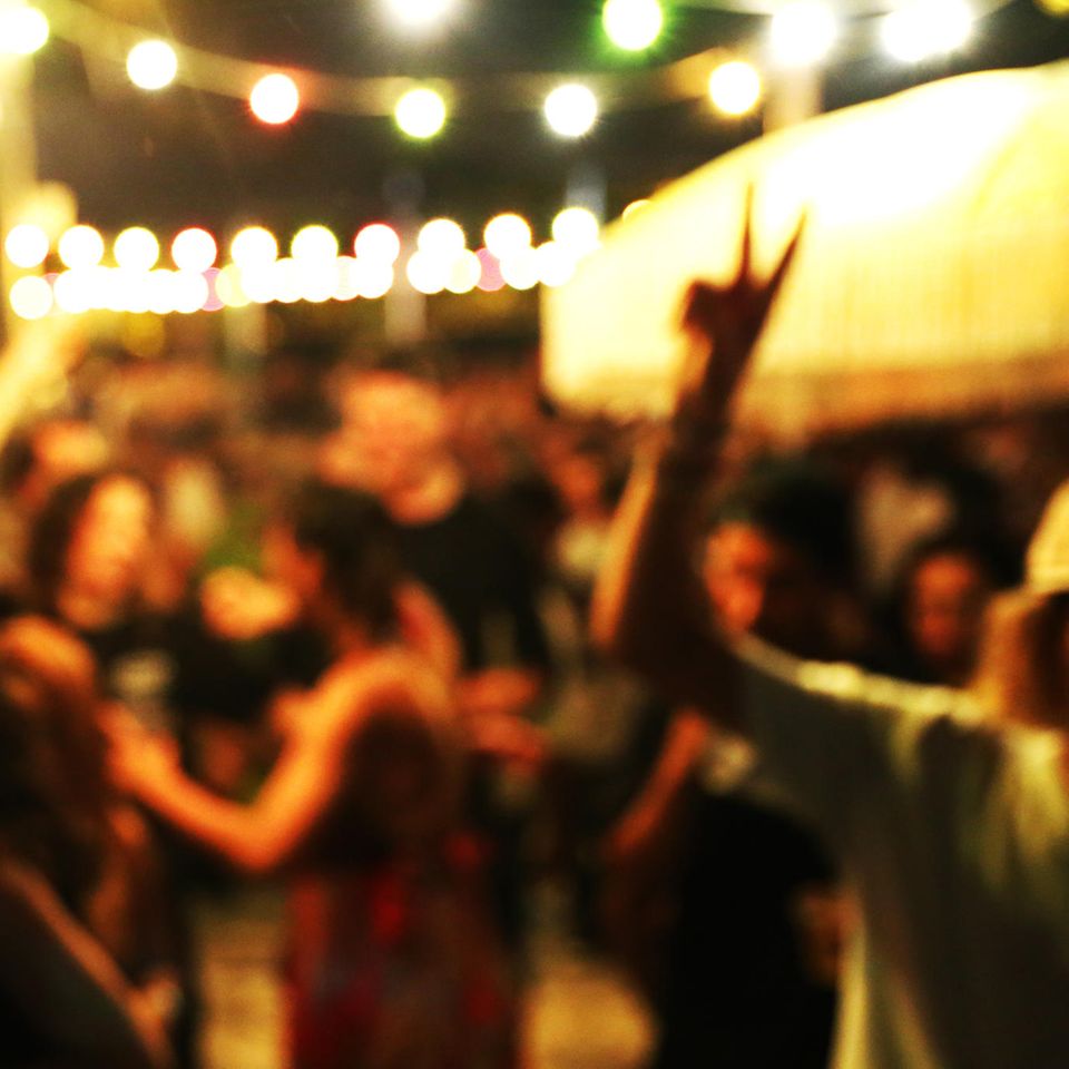 Menschen tanzen auf einer Party