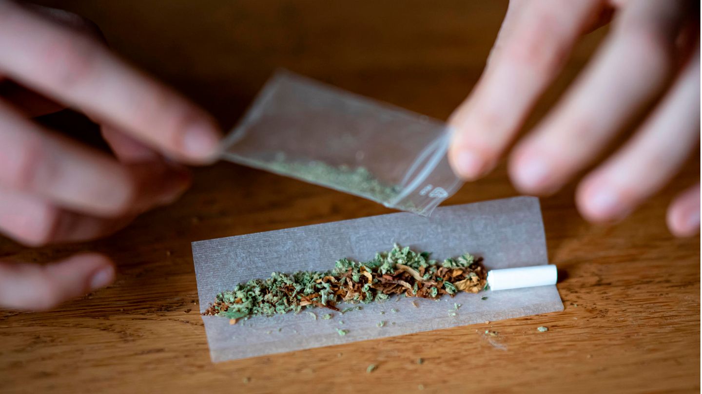 Eine Person dreht sich einen Joint
