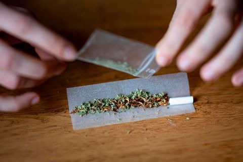 Eine Person dreht sich einen Joint