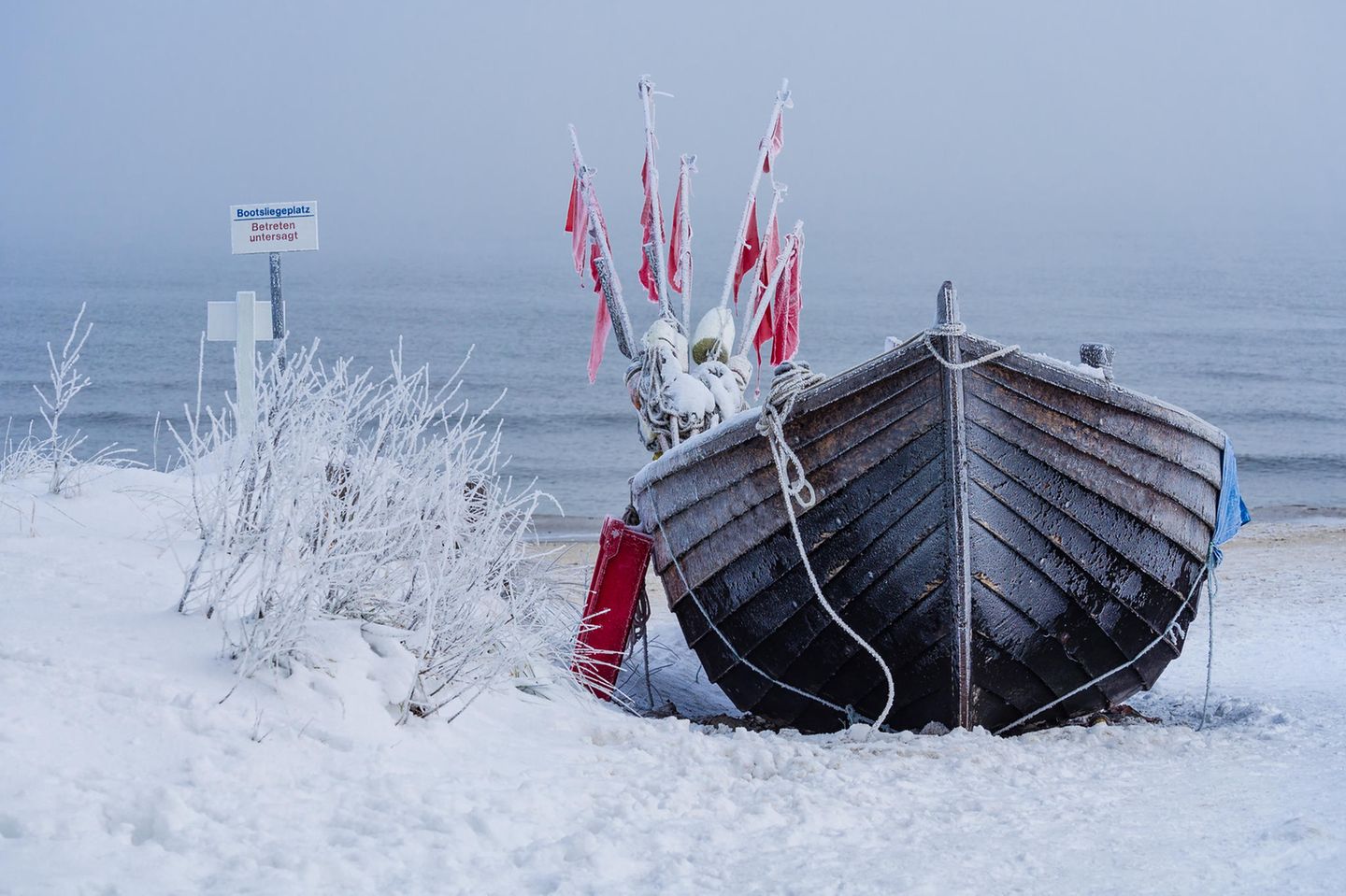 Schiff am verschneiten Strand auf Usedom