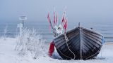 Schiff am verschneiten Strand auf Usedom