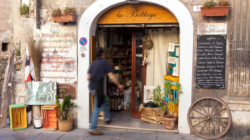 Weingeschäft in der Altstadt von Cagliari Weingeschäft in der Altstadt von Cagliari