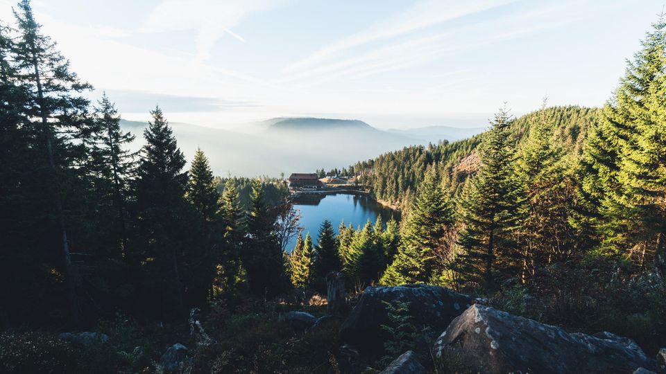 Blick auf eine Hütte am Mummelsee im Schwarzwald Blick auf eine Hütte am Mummelsee im Schwarzwald