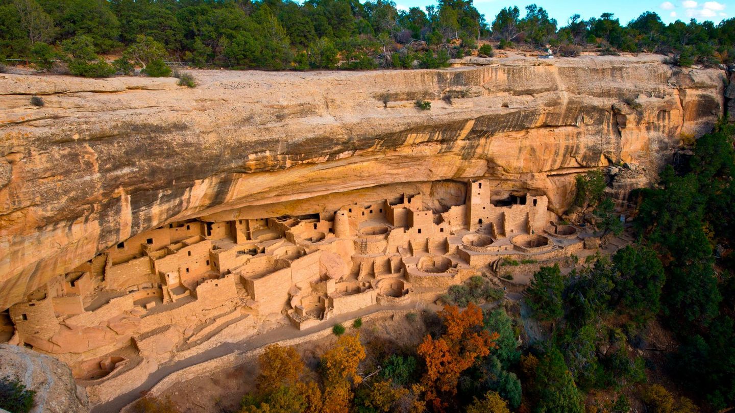 Ära des Schreckens: Beeindruckende Baukunst: Die "Ancestral Puebloans" errichten im 6. Jahrhundert n. Chr. an Schluchten in Nordamerika tausende Höhlenwohnungen, sogenannte "Cliff Dwellings" (hier im US-Bundesstaat Colorado) Beeindruckende Baukunst: Die "Ancestral Puebloans" errichten im 6. Jahrhundert n. Chr. an Schluchten in Nordamerika tausende Höhlenwohnungen, sogenannte "Cliff Dwellings" (hier im US-Bundesstaat Colorado)