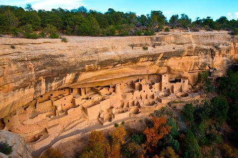 Beeindruckende Baukunst: Die "Ancestral Puebloans" errichten im 6. Jahrhundert n. Chr. an Schluchten in Nordamerika tausende Höhlenwohnungen, sogenannte "Cliff Dwellings" (hier im US-Bundesstaat Colorado)
