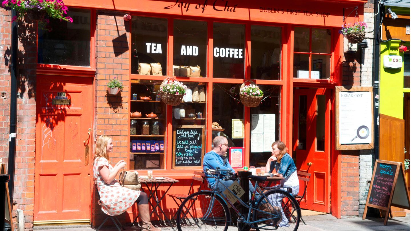 Platz 1: Dublin Menschen sitzen in Dublin vor einem Café in der Sonne