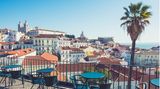 Café mit Blick auf Lissabons Stadtteil Alfama