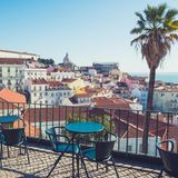 Café mit Blick auf Lissabons Stadtteil Alfama