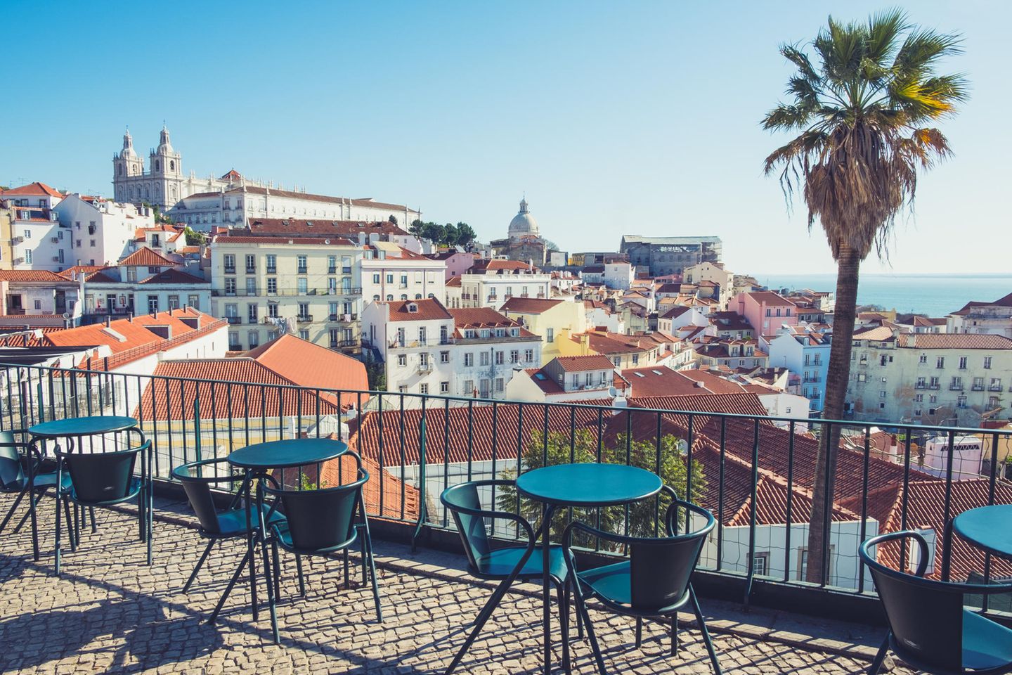Café mit Blick auf Lissabons Stadtteil Alfama