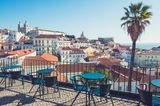 Café mit Blick auf Lissabons Stadtteil Alfama