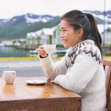 Frau in einem Café im isländischen Reykjavik