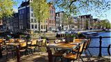 Restauranttische direkt am Kanal in Amsterdam