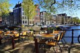 Restauranttische direkt am Kanal in Amsterdam