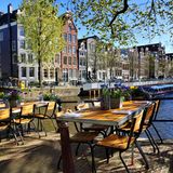 Restauranttische direkt am Kanal in Amsterdam