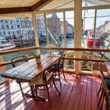 Café auf einem Anleger im Nyhavn in Kopenhagen