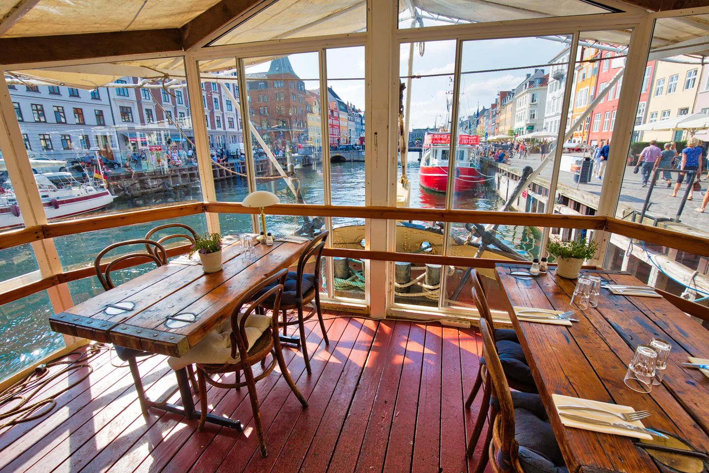 Café auf einem Anleger im Nyhavn in Kopenhagen