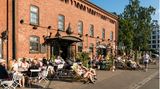 Ravintola Restaurant in Helsinki, Menschen sitzen in der Sonne