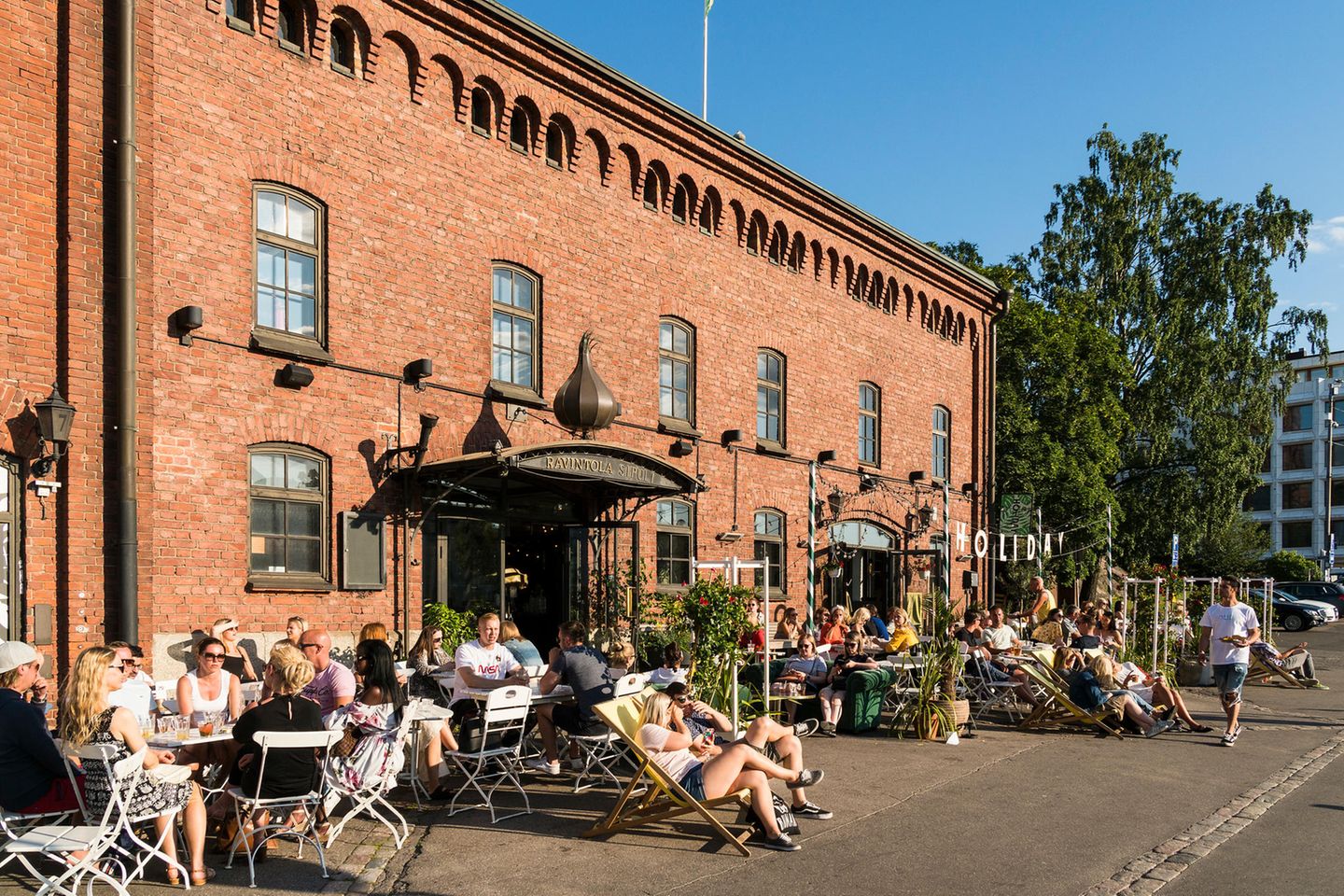 Ravintola Restaurant in Helsinki, Menschen sitzen in der Sonne