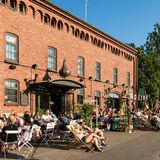 Ravintola Restaurant in Helsinki, Menschen sitzen in der Sonne