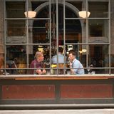 Männer hinter der Fensterscheibe eines Londoner Kaffeehauses