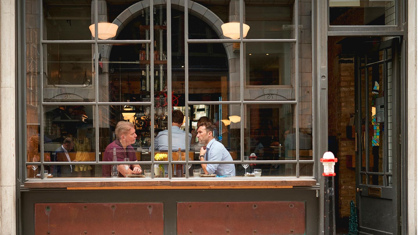 Platz 14: London Männer hinter der Fensterscheibe eines Londoner Kaffeehauses