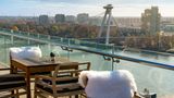 Café-Terrasse in Bratislave mit Blick über die Donau
