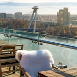 Café-Terrasse in Bratislave mit Blick über die Donau
