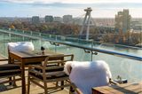 Café-Terrasse in Bratislave mit Blick über die Donau