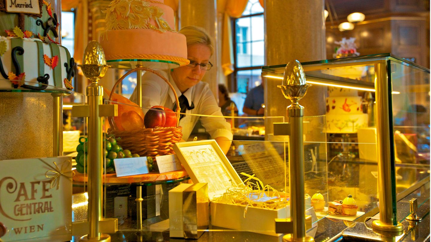 Platz 16: Wien Mitarbeiterin am Tresen im Cafe Central in Wien