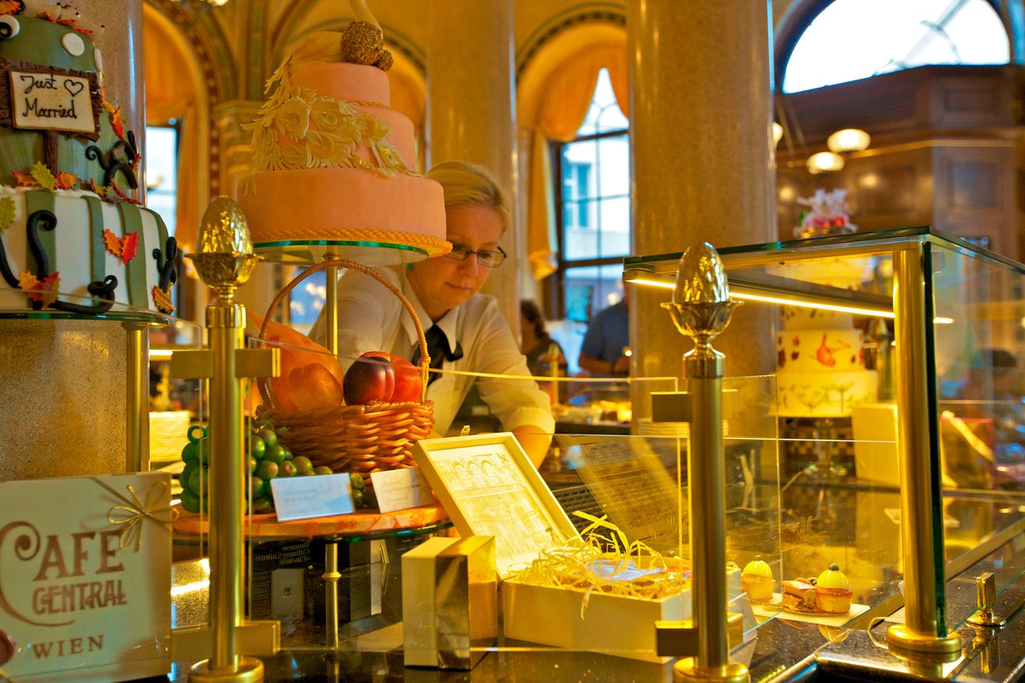 Platz 16: Wien Mitarbeiterin am Tresen im Cafe Central in Wien