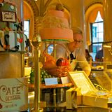 Mitarbeiterin am Tresen im Cafe Central in Wien