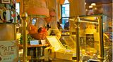 Mitarbeiterin am Tresen im Cafe Central in Wien