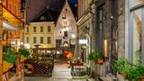 Mittelalterliche Altstadt von Tallin am Abend mit Cafés