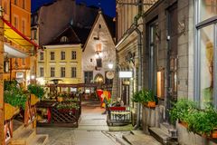 Mittelalterliche Altstadt von Tallin am Abend mit Cafés