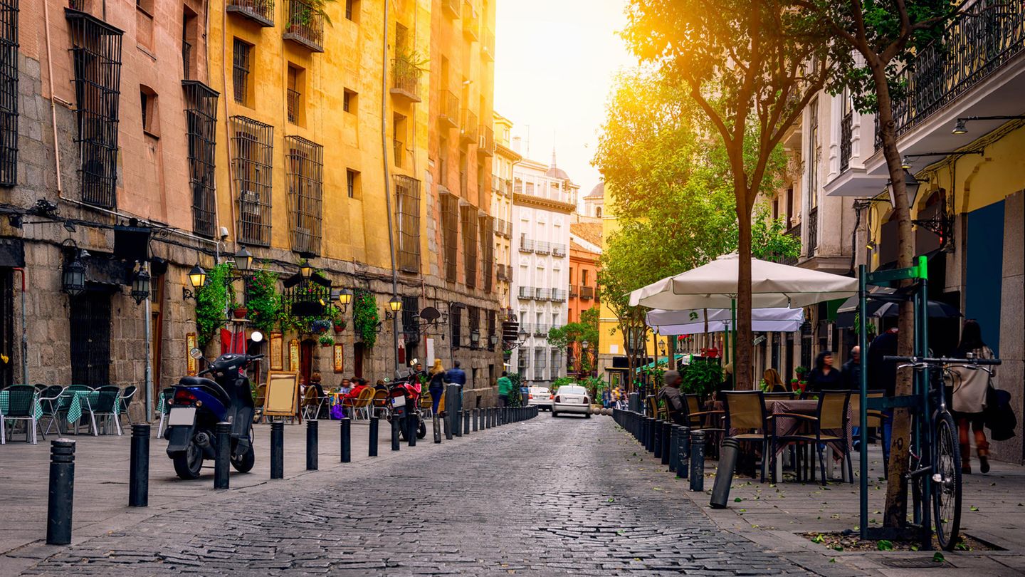 Platz 18: Madrid Straße mit Kopfsteinpflaster und kleinen Cafés in Madrid, Spanien