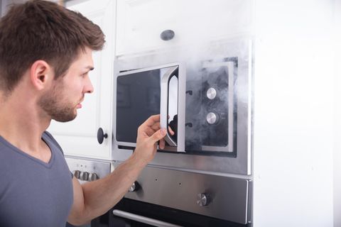 Physik im Alltag: Warum soll man kein Metall in die Mikrowelle stellen?