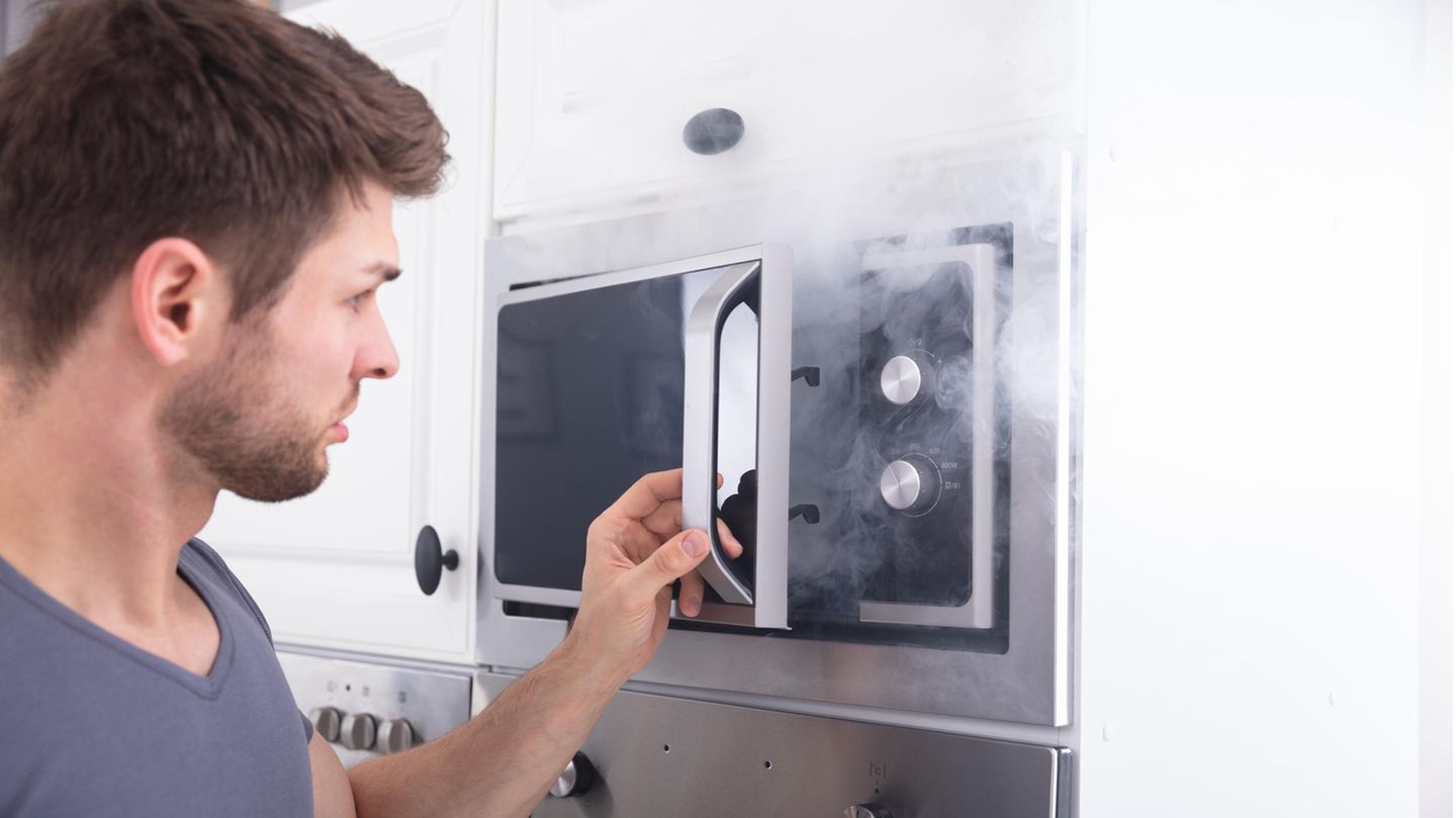Physik im Alltag: Warum soll man kein Metall in die Mikrowelle stellen? Physik im Alltag: Warum soll man kein Metall in die Mikrowelle stellen?