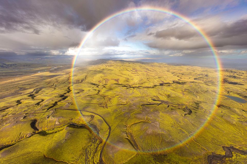 Ein seltener Anblick: Ein Regenbogen formt sich zu einem kreisrunden Ring über Islands Hochland