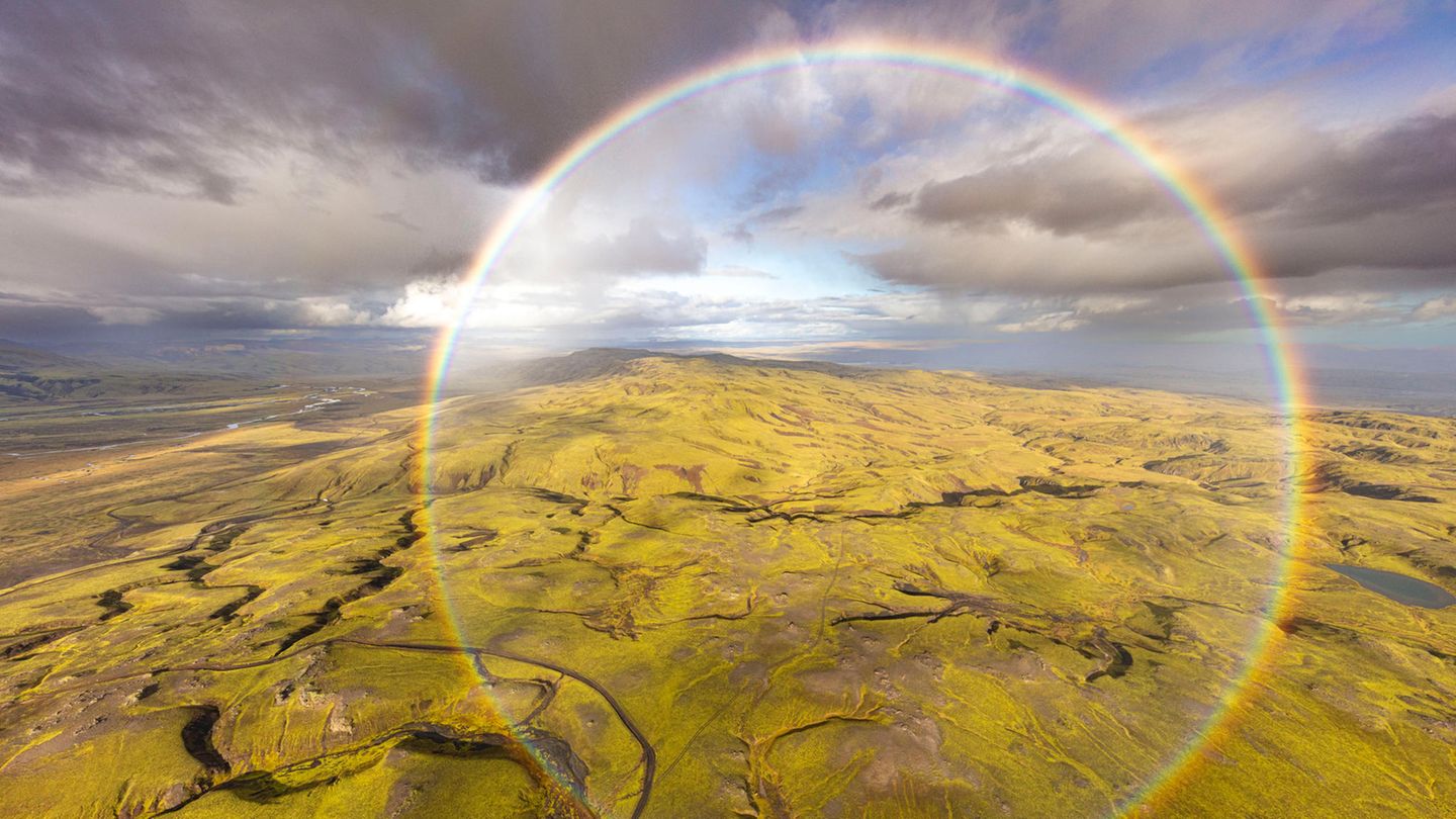 Ein seltener Anblick: Ein Regenbogen formt sich zu einem kreisrunden Ring über Islands Hochland