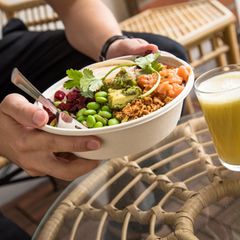 Gesundes Essen und ein Glas Orangensaft zum Scheinfasten