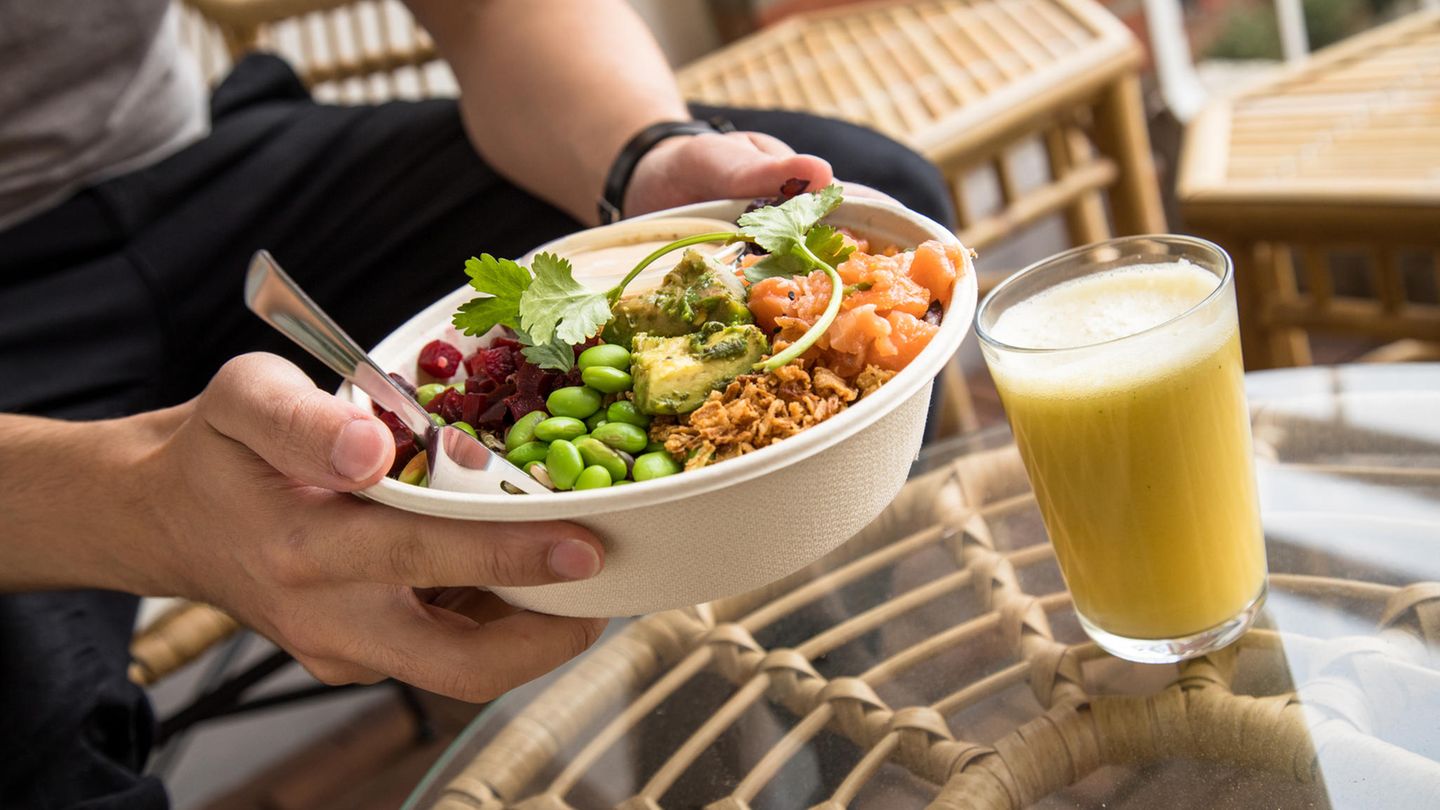 Gesundes Essen und ein Glas Orangensaft zum Scheinfasten
