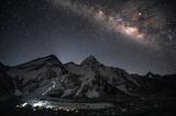 Die Lichter des Everest Base Camps bei Nacht